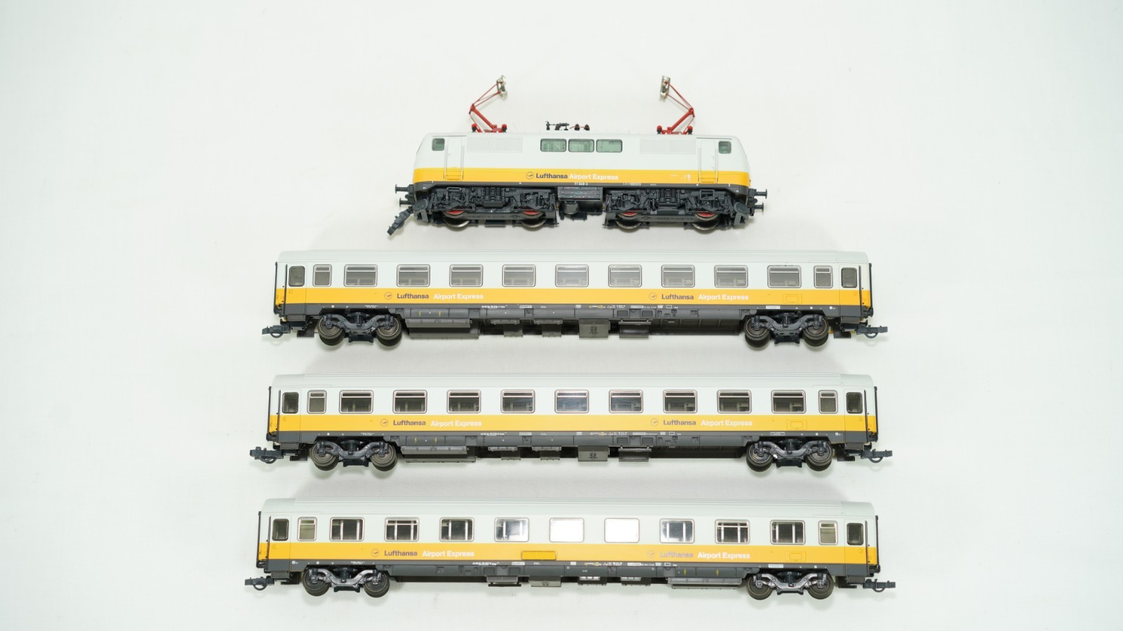 Roco HO DB German Railway Lufthansa Electric Engine Passenger Set 43047 W15