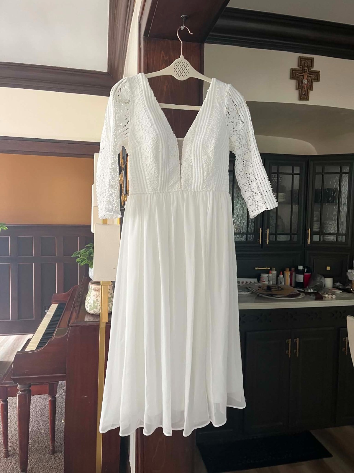 Lulu\'s Ivory Pre-owned Excellent Condition V-neck 3/4 sleeve Wedding Dress Small