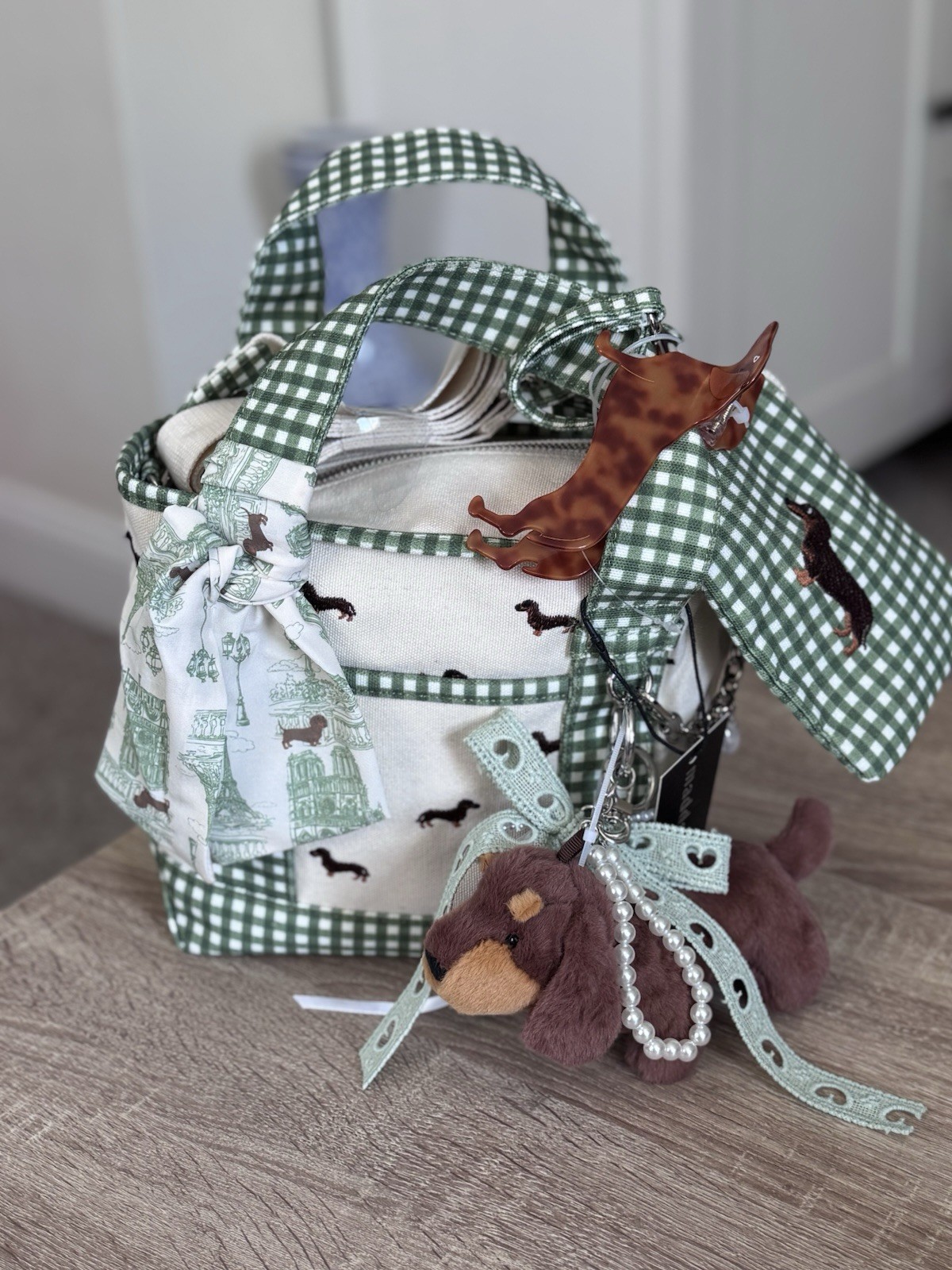 NWT VIRAL Fall 2026 Madden Girl GREEN Ginghan mini  DACHSHUND Tote Bag