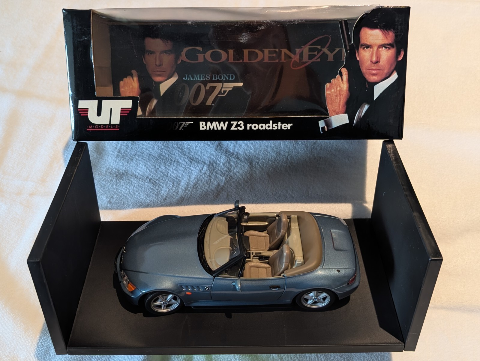 EUC Vtg. 1995/6 BMW Z3 Roadster (Bond 007) 1:18-scale Diecast Car and Box (UT)
