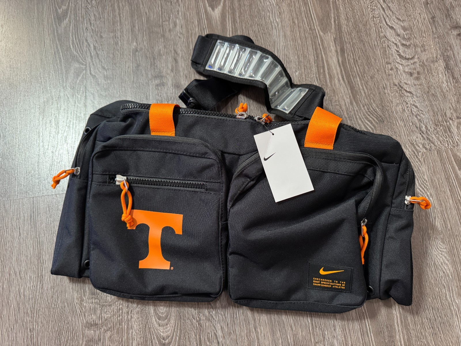 Nike Tennessee Volunteers Football Basketball Team Issued PE Travel Duffle Bag Nike Tennessee Volunteers Football Basketball Team Issued PE Travel Duffle Bag