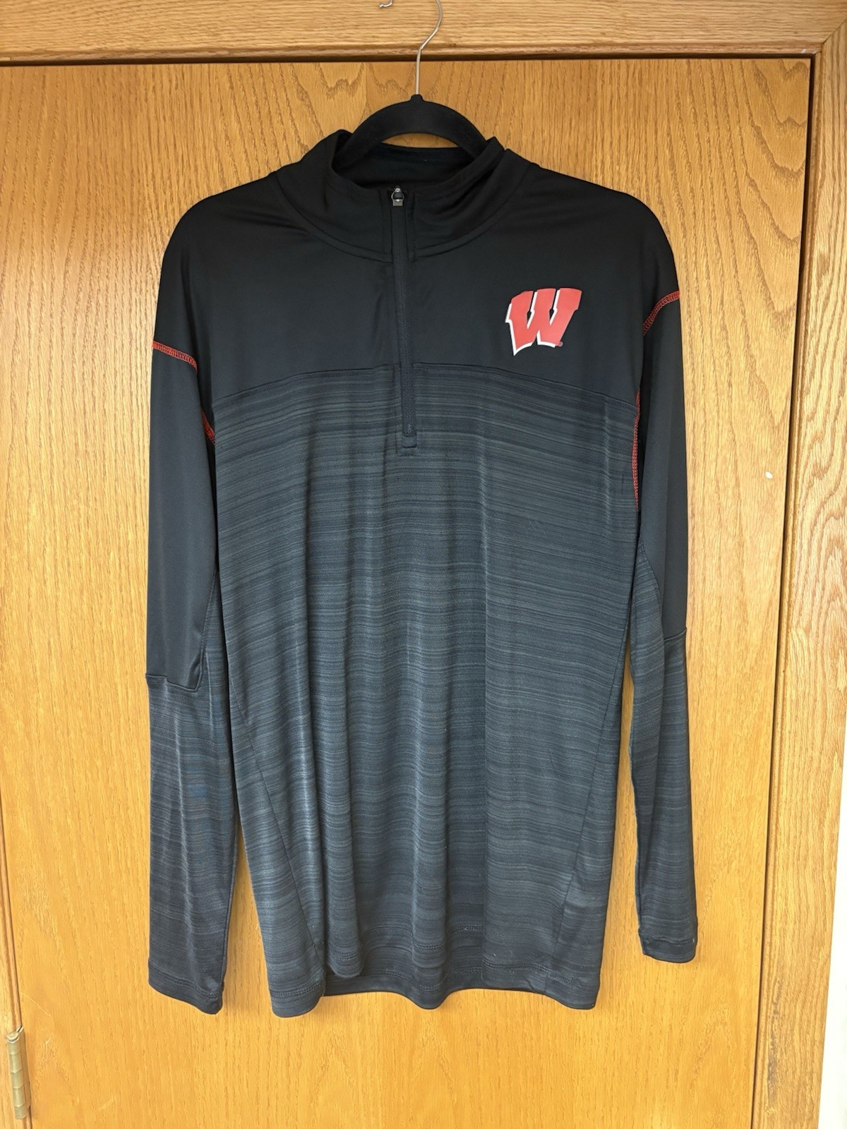 Wisconsin Badgers Campion 1/4 zip size adult Large