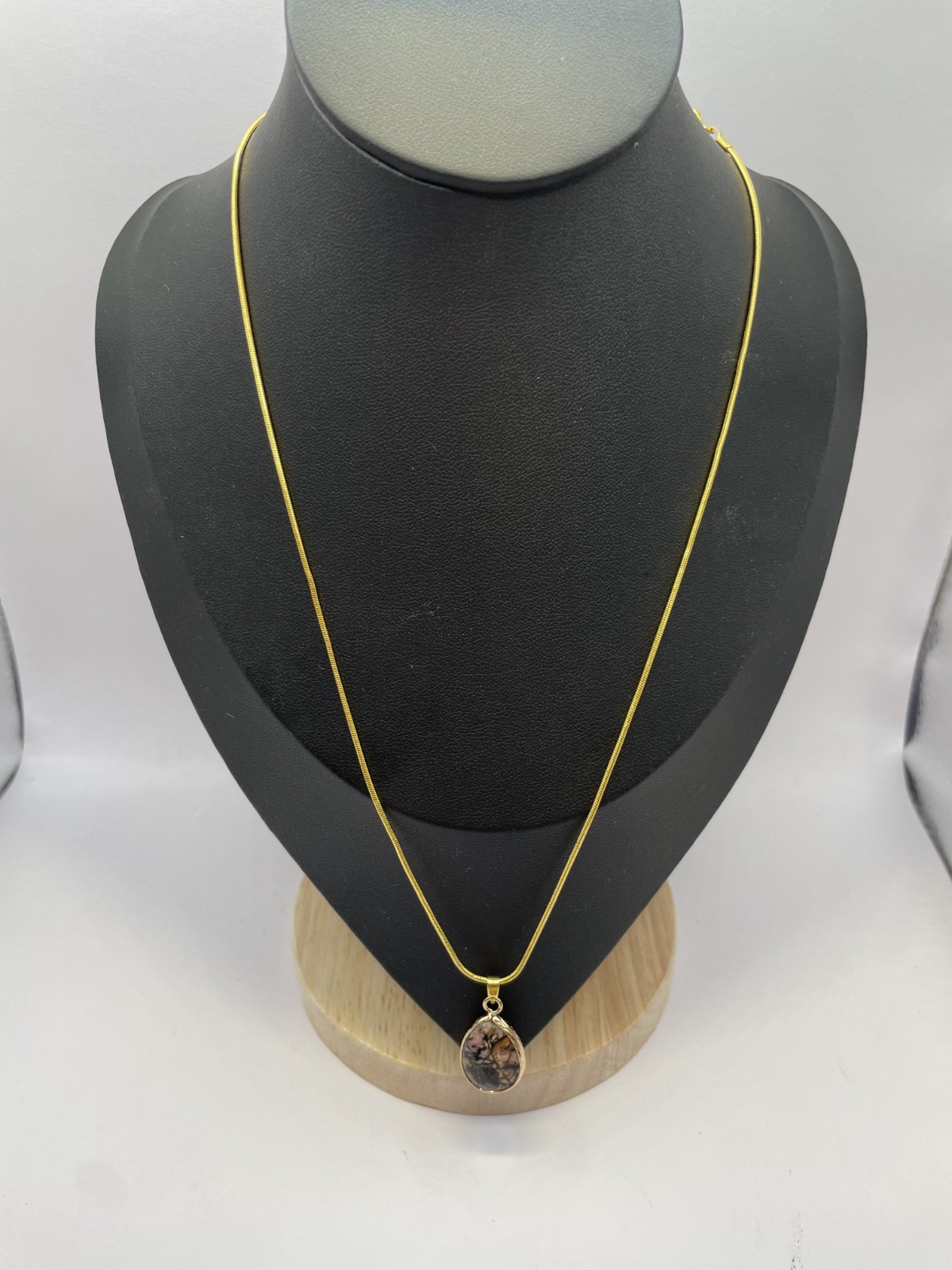 Gold tone Pink Rhodonite Stone Pendant 18 inch Necklace. Gold tone Pink Rhodonite Stone Pendant 18 inch Necklace.