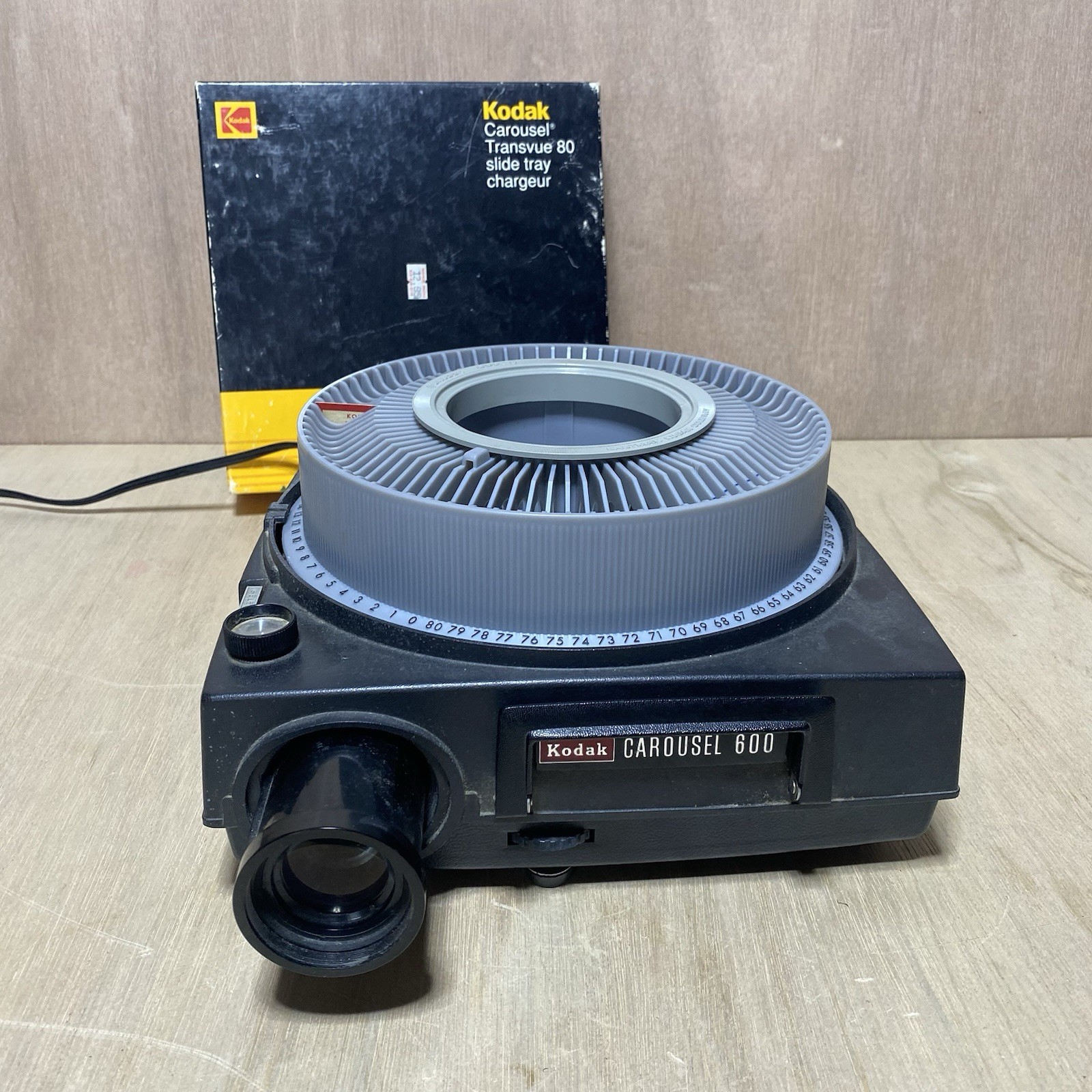 Kodak Carousel 600 Slide Projector With One 80 Slide Tray. Needs Focus Knob Fix Kodak Carousel 600 Slide Projector With One 80 Slide Tray. Needs Focus Knob Fix