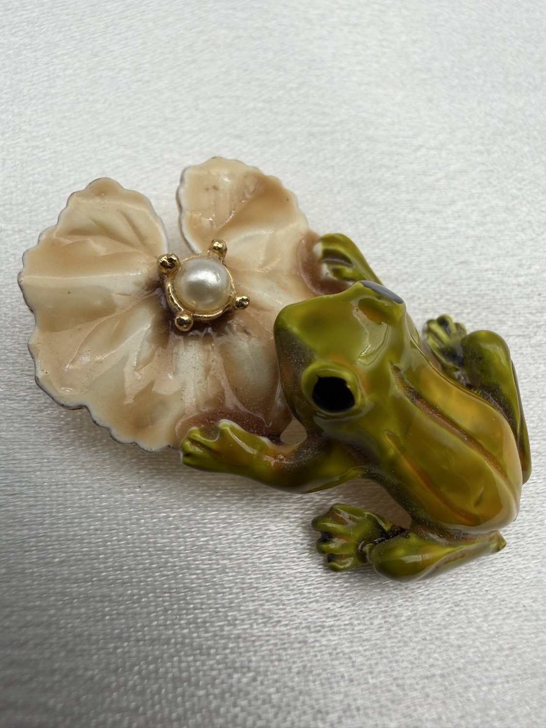 Original by Robert Frog Enamel Brooch Pin On Lily Pad Flower Green Unisex Original by Robert Frog Enamel Brooch Pin On Lily Pad Flower Green Unisex