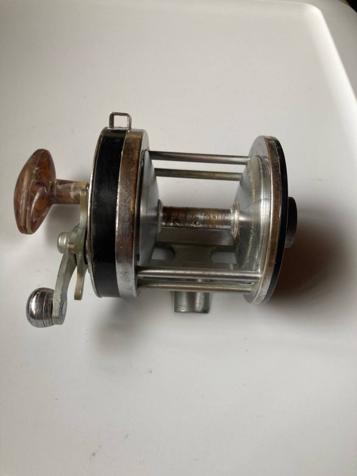 Vintage Pflueger Akerite 2068 Reel Vintage Pflueger Akerite 2068 Reel