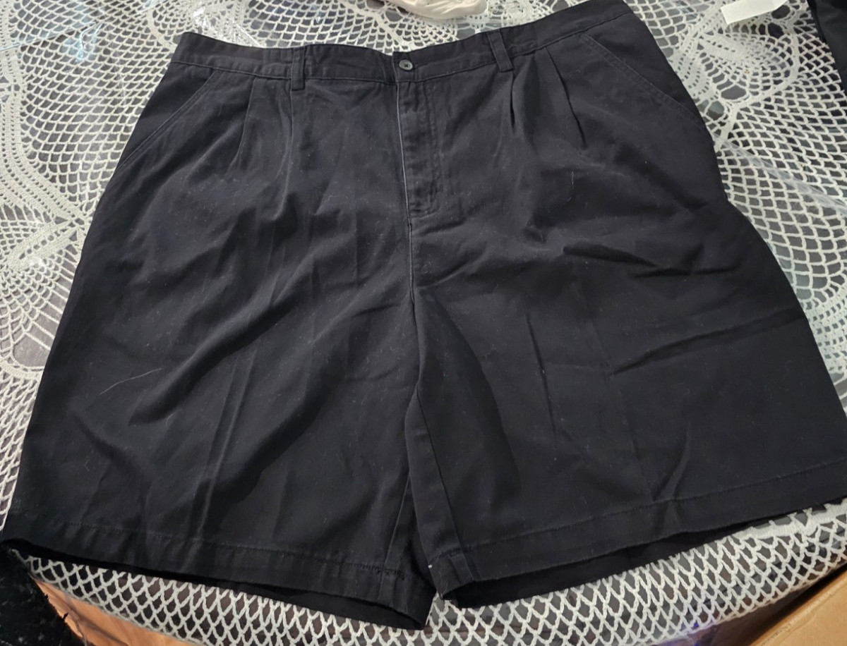 Men\'s Covington black pleated short  size 40. Made in Bangladesh. 100% Cotton.