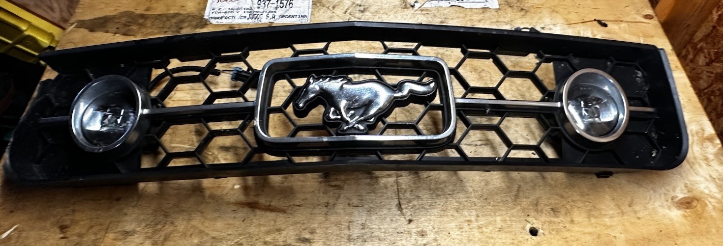 05-09 Ford Mustang Pony Package Grille Silver OEM - SOME DAMAGE