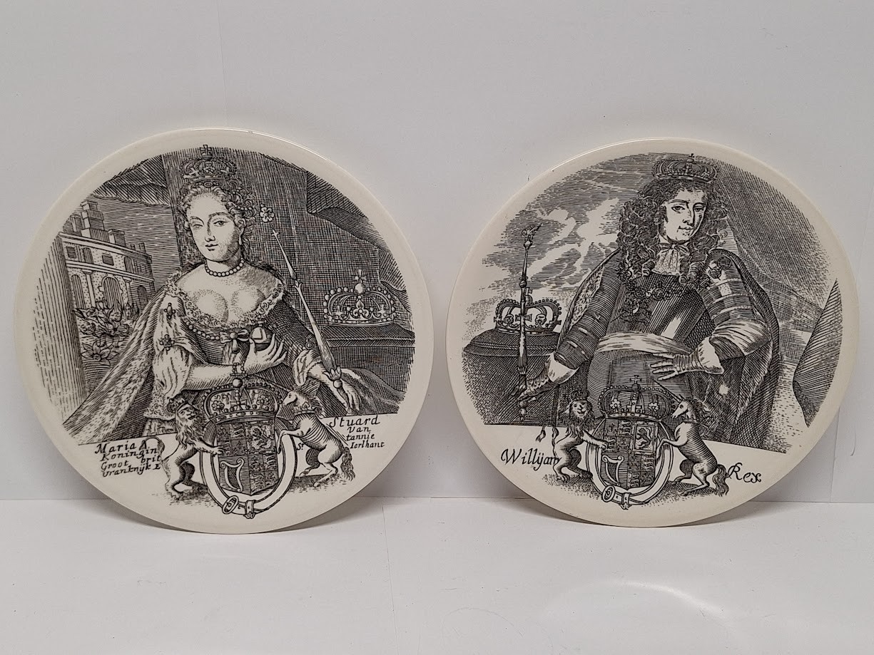 Pair of Wedgwood Mary II & William III Williamsburg Ware Commemorative Plates Pair of Wedgwood Mary II & William III Williamsburg Ware Commemorative Plates