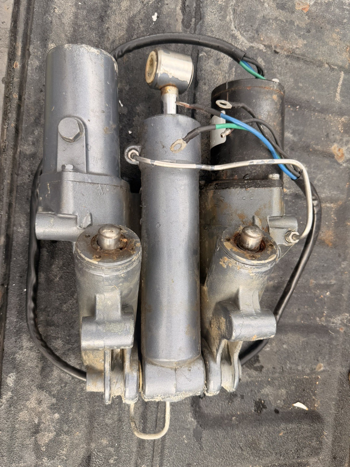 OEM Yamaha Tilt & Trim 61A-25 OX66250hp OEM Yamaha Tilt & Trim 61A-25 OX66250hp