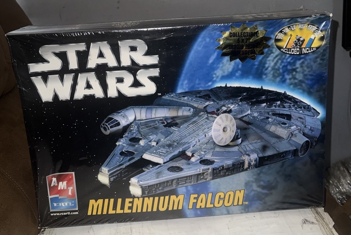 Star Wars AMT ERTL Deluxe Millennium Falcon Model 5x7 Movie Print Included NEW Star Wars AMT ERTL Deluxe Millennium Falcon Model 5x7 Movie Print Included NEW