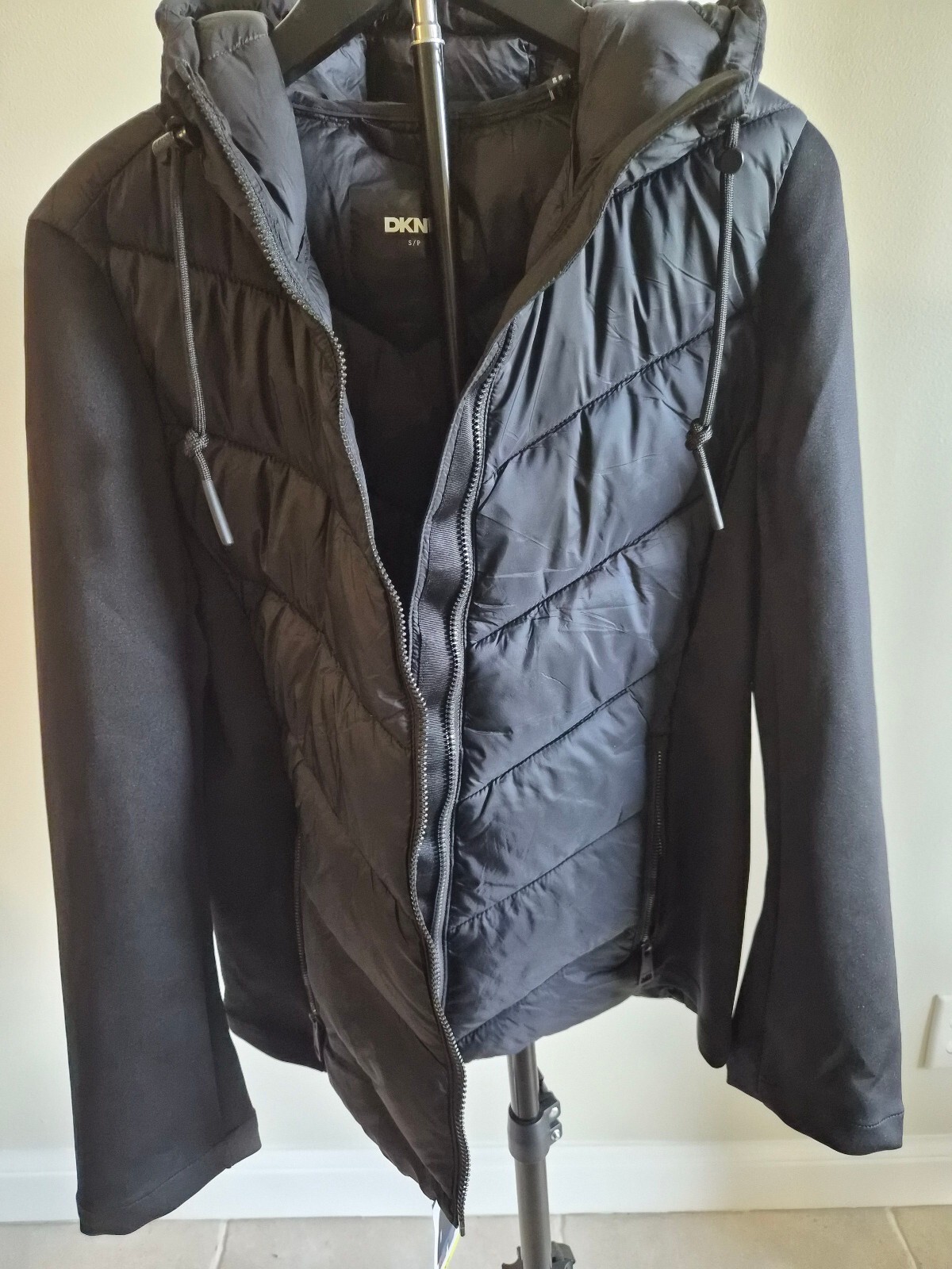 DKNY Women\'s Black Quilted Puffer Jacket with Hood, Size Small 0153