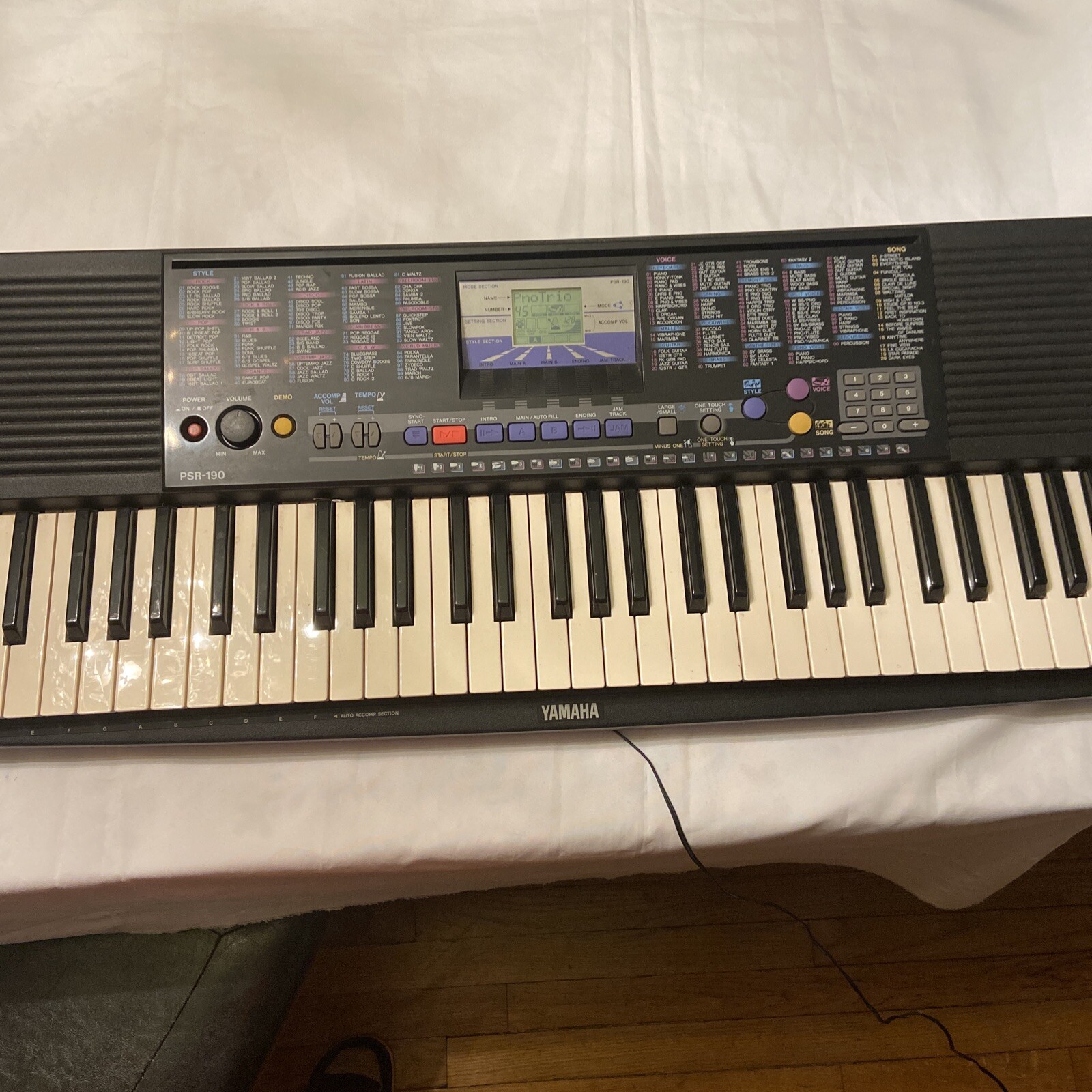 Vintage Yamaha PSR-190 61 Key Piano Keyboard with AC Adapter - WORKS GREAT