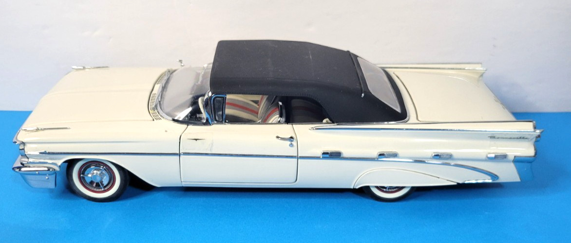 Danbury Mint 1959 Pontiac Bonneville Convertible 1:24 Diecast Model Car Damage