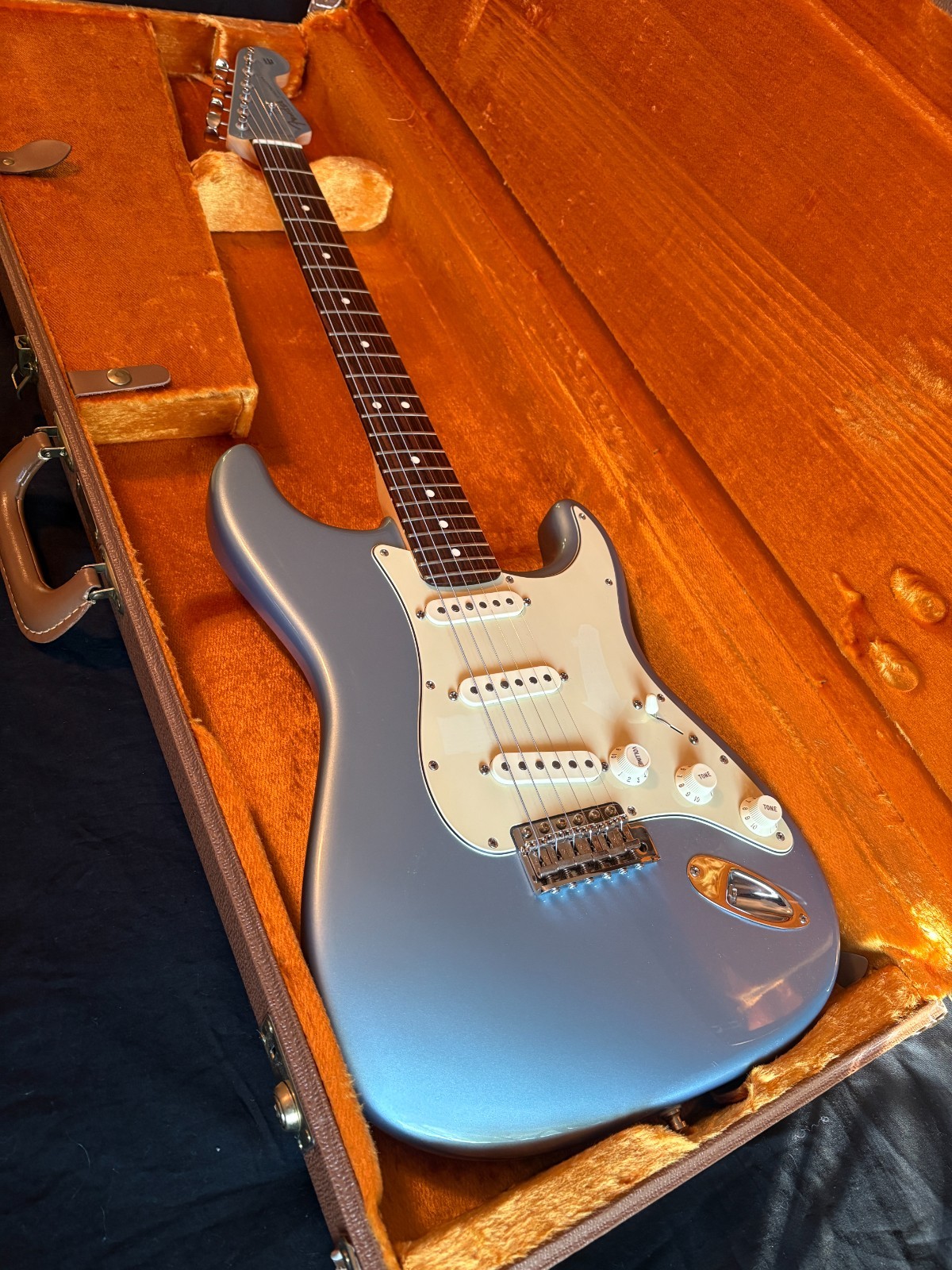 Fender FSR American Deluxe \'62 Stratocaster Ice Blue Metallic Matching Headstock