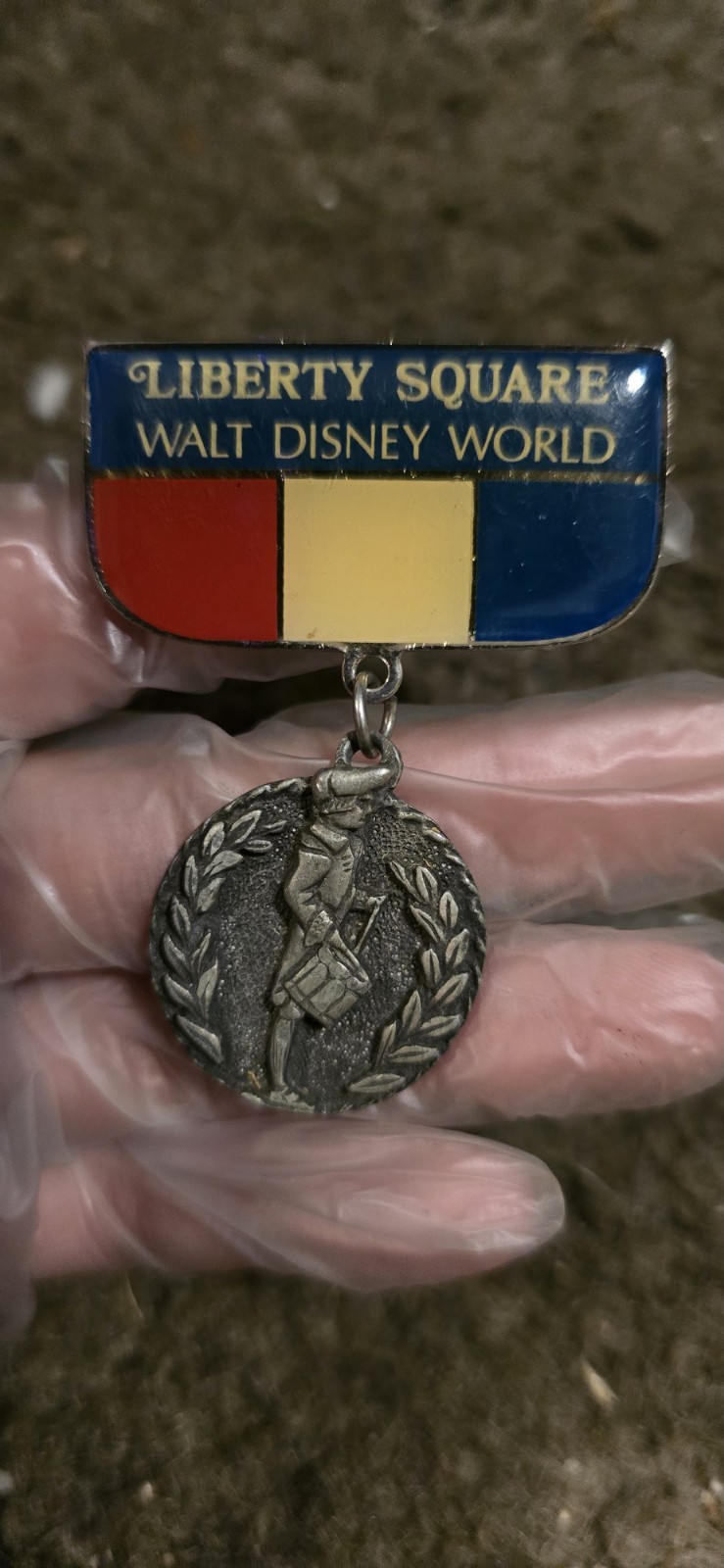Vintage 1976 Liberty Square Walt Disney World Fife & Drum Corp Medal Pin Badge