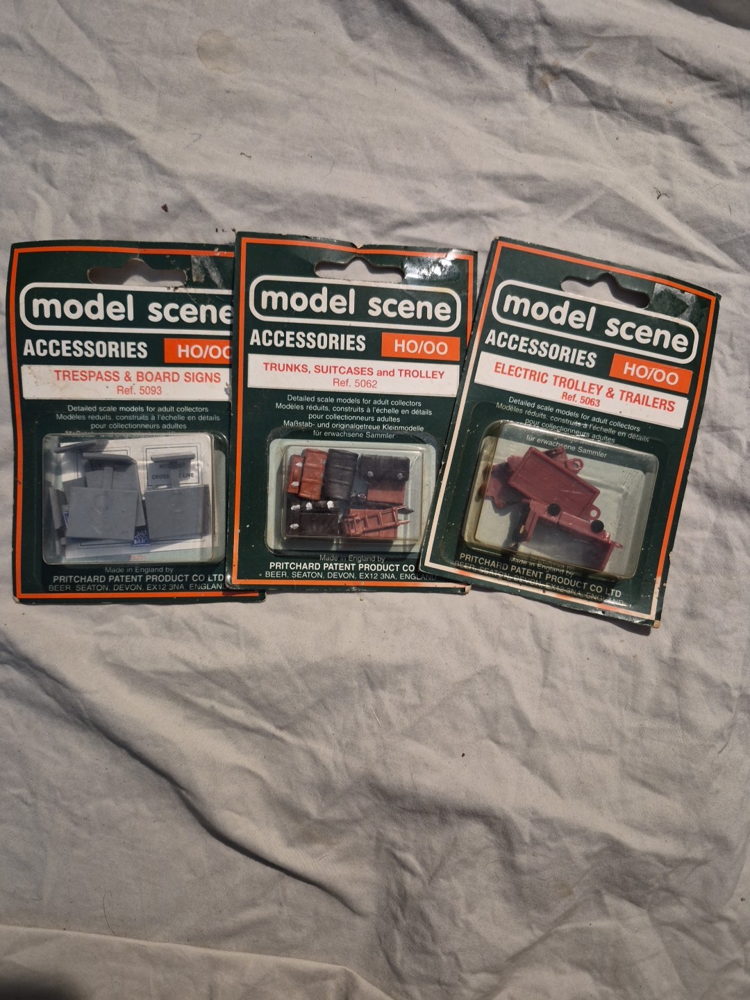 Modelscene OO Gauge Station Platform Accessories Luggage Trolley Signs HO/OO