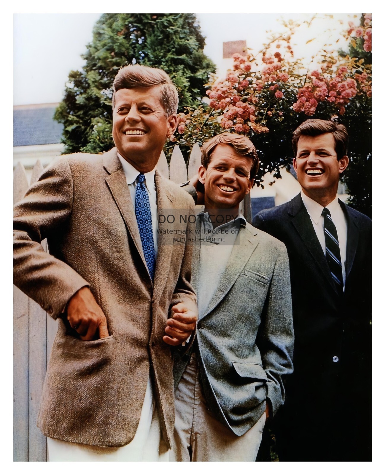 PRESIDENT JOHN F. KENNEDY & HIS BROTHERS SMILING 8X10 PHOTO PRESIDENT JOHN F. KENNEDY & HIS BROTHERS SMILING 8X10 PHOTO