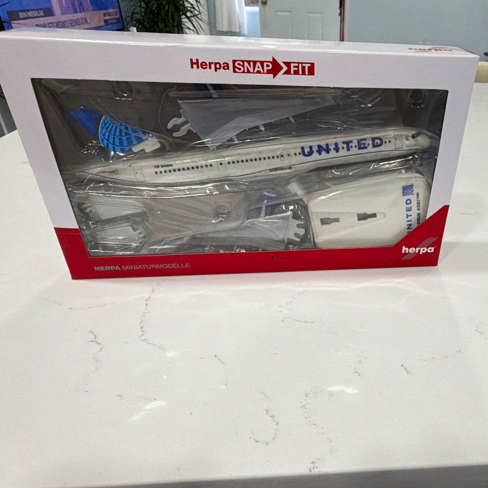 Herpa United Airbus A321 1:100 Plastic Model Airplane White/Blue w/ Stand Herpa United Airbus A321 1:100 Plastic Model Airplane White/Blue w/ Stand