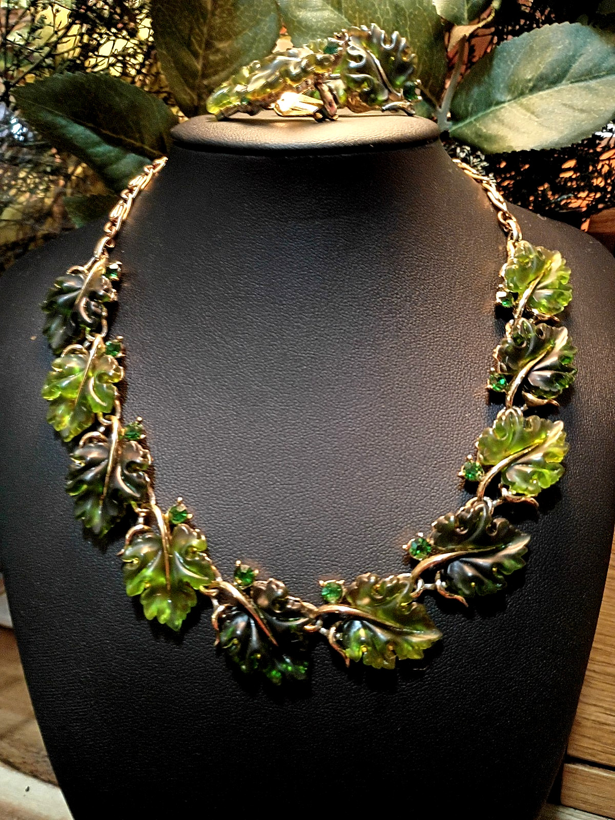 LISNER Signed Molded Green Jelly Lucite Oak Leaf Choker & Clip-On Earrings Set