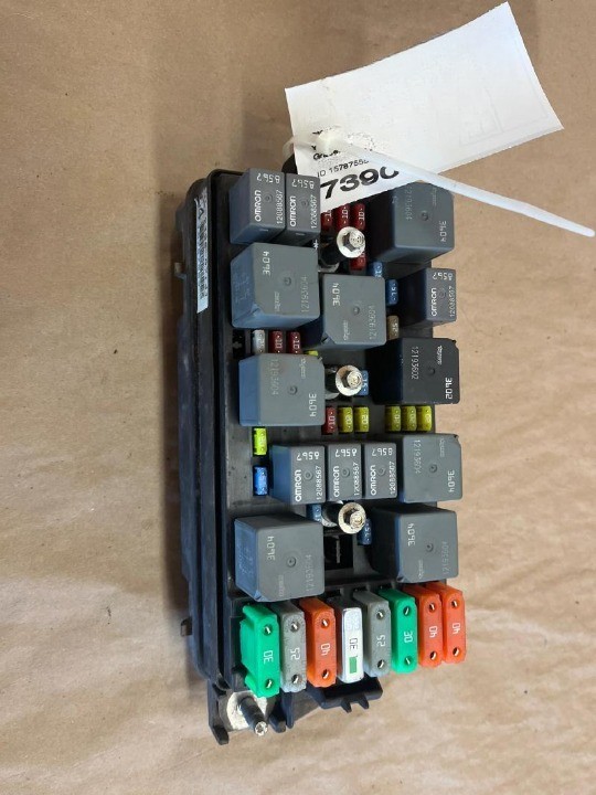 2005-2006 Chevrolet Equinox Engine Fuse Box Assembly OEM 2005-2006 Chevrolet Equinox Engine Fuse Box Assembly OEM