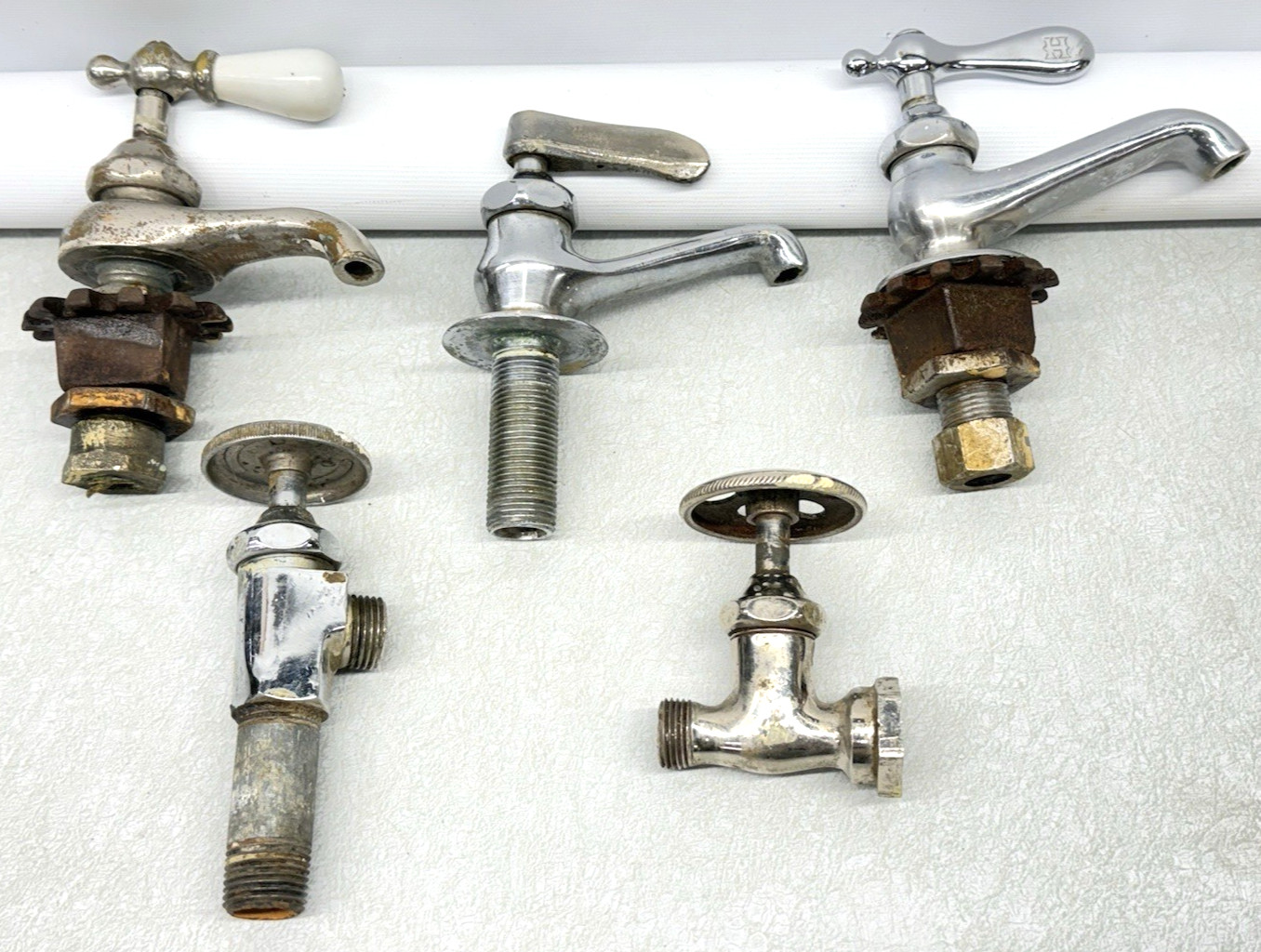 Vintage Divided Sink Faucet Basin Taps Handles Toilet Claw Foot Bathtub Shut Off Vintage Divided Sink Faucet Basin Taps Handles Toilet Claw Foot Bathtub Shut Off