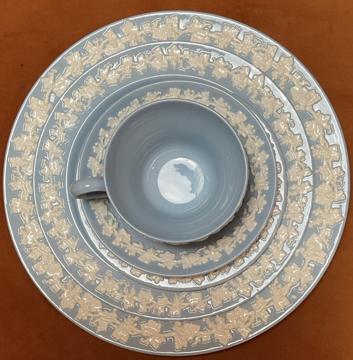 Wedgwood Queensware Rare Smooth Edge Cream on Blue 5 Piece Place Setting 