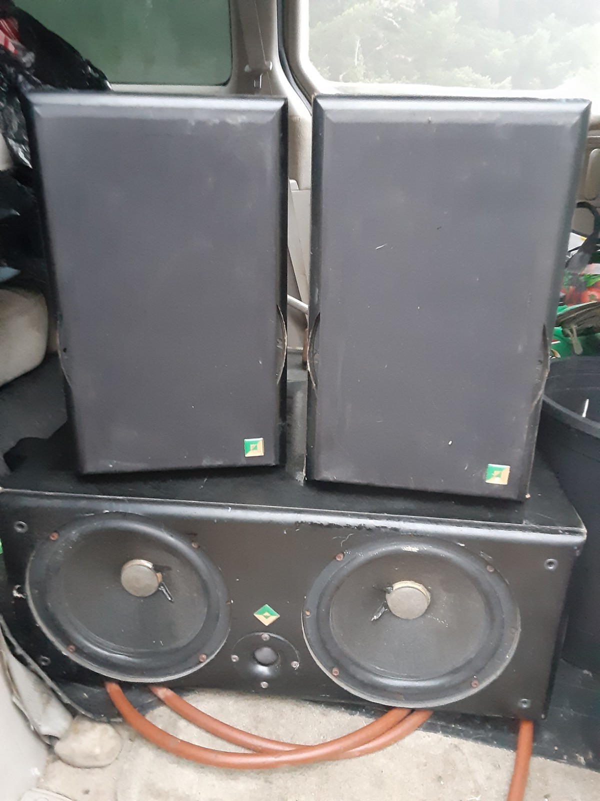 2 Speakers With Sub Woofer 2 Speakers With Sub Woofer