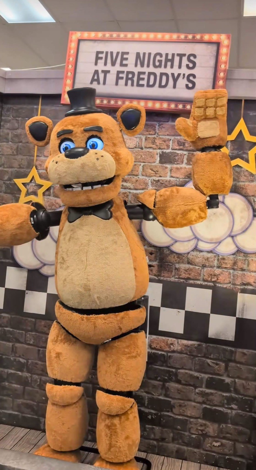 Spirit Halloween Freddy Fazbear 6’6” Animatronic 2026 FNAF NEW IN BOX Official 