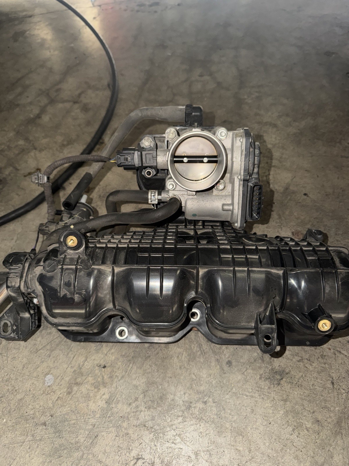 2010-2015 Toyota Prius Intake Manifold And Throttle Body 17120-37050 OEM 2010-2015 Toyota Prius Intake Manifold And Throttle Body 17120-37050 OEM