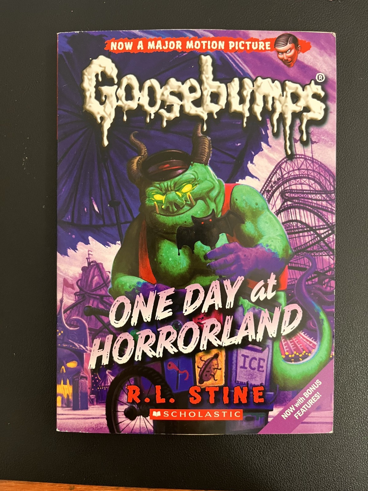 One Day at HorrorLand (Classic Goosebumps #16) by R. L. Stine (2011, Trade Paper