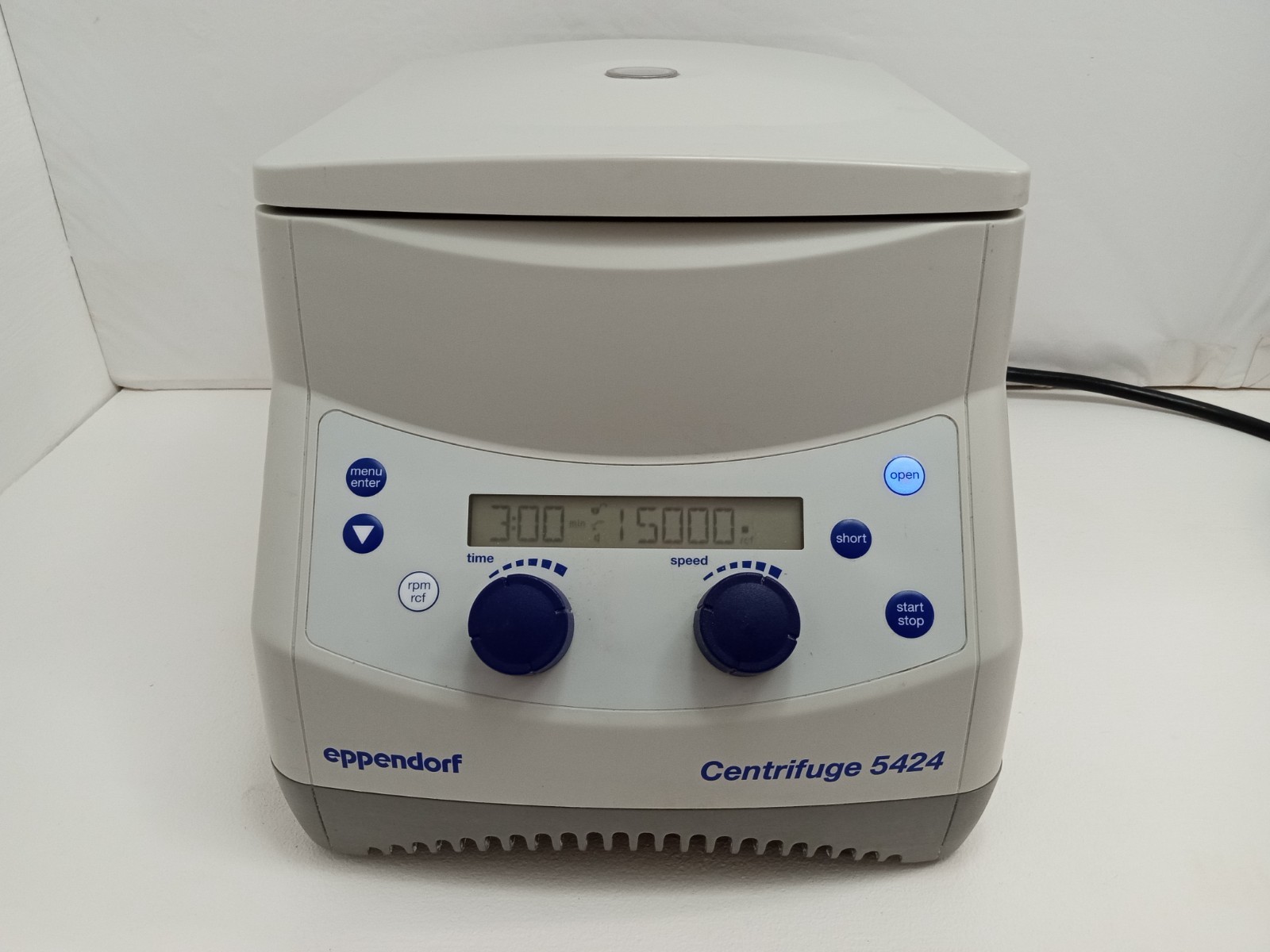 Eppendorf Centrifuge 5424 Benchtop Lab w/ Rotor FA-45-24-11    **FREE SHIPPING**