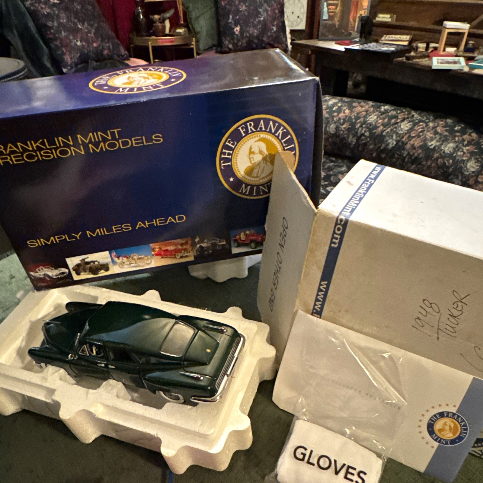 Franklin Mint 1:24 Cadillac Diecast Model Car w/ Box, Portfolio & Gloves Franklin Mint 1:24 Cadillac Diecast Model Car w/ Box, Portfolio & Gloves