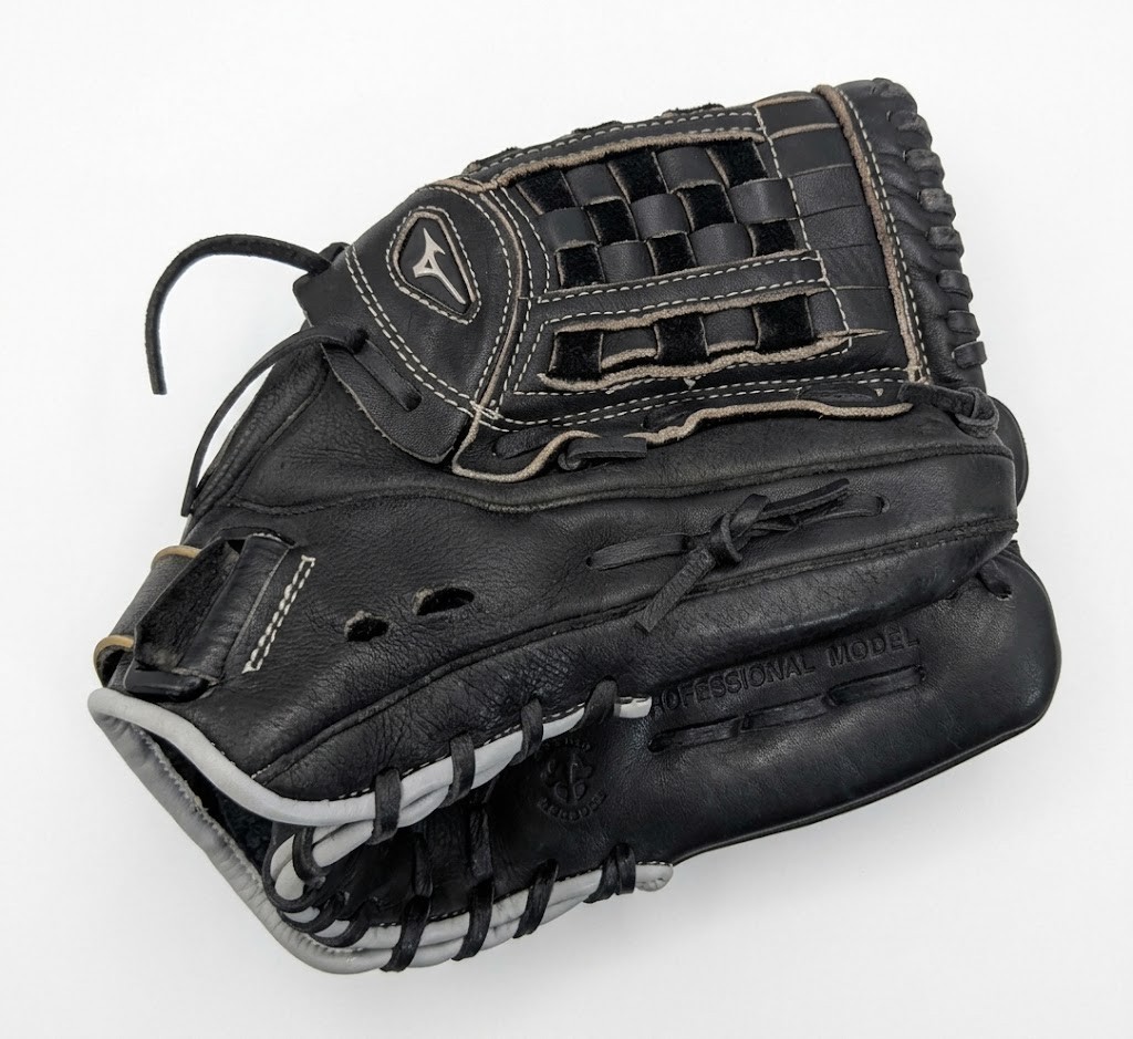 Mizuno 12.5-inch RH Black Leather Baseball/Softball Glove Professional GFC-1252 Mizuno 12.5-inch RH Black Leather Baseball/Softball Glove Professional GFC-1252
