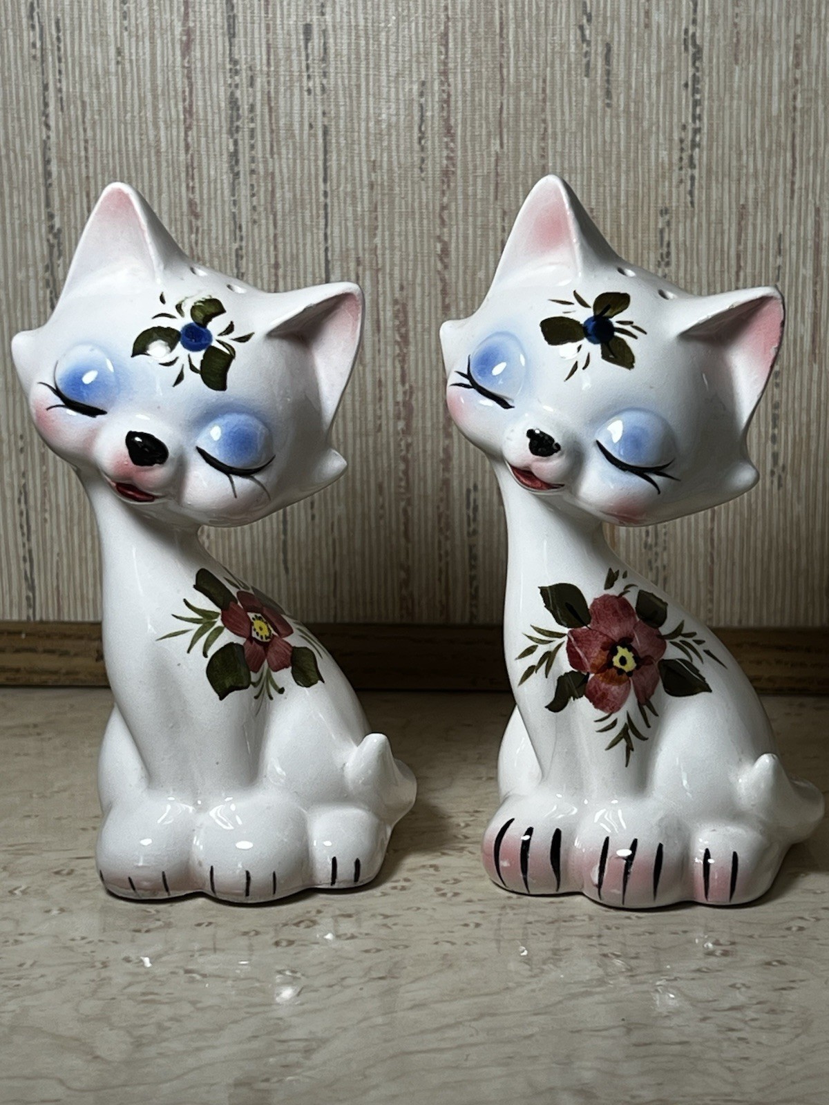 Vintage Hand-painted Ceramic Cat Salt & Pepper Shaker Pair 