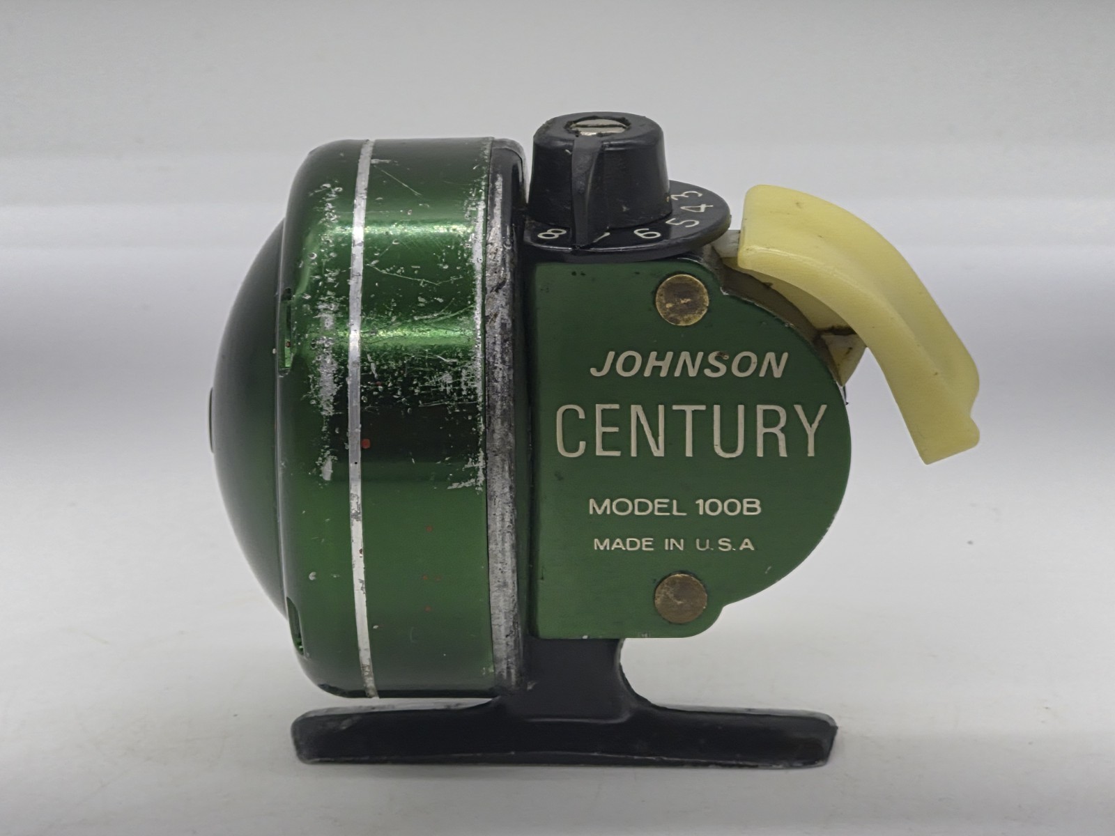 Vintage Johnson Century Model 100B Spin Casting Fishing Reel Made In USA 
