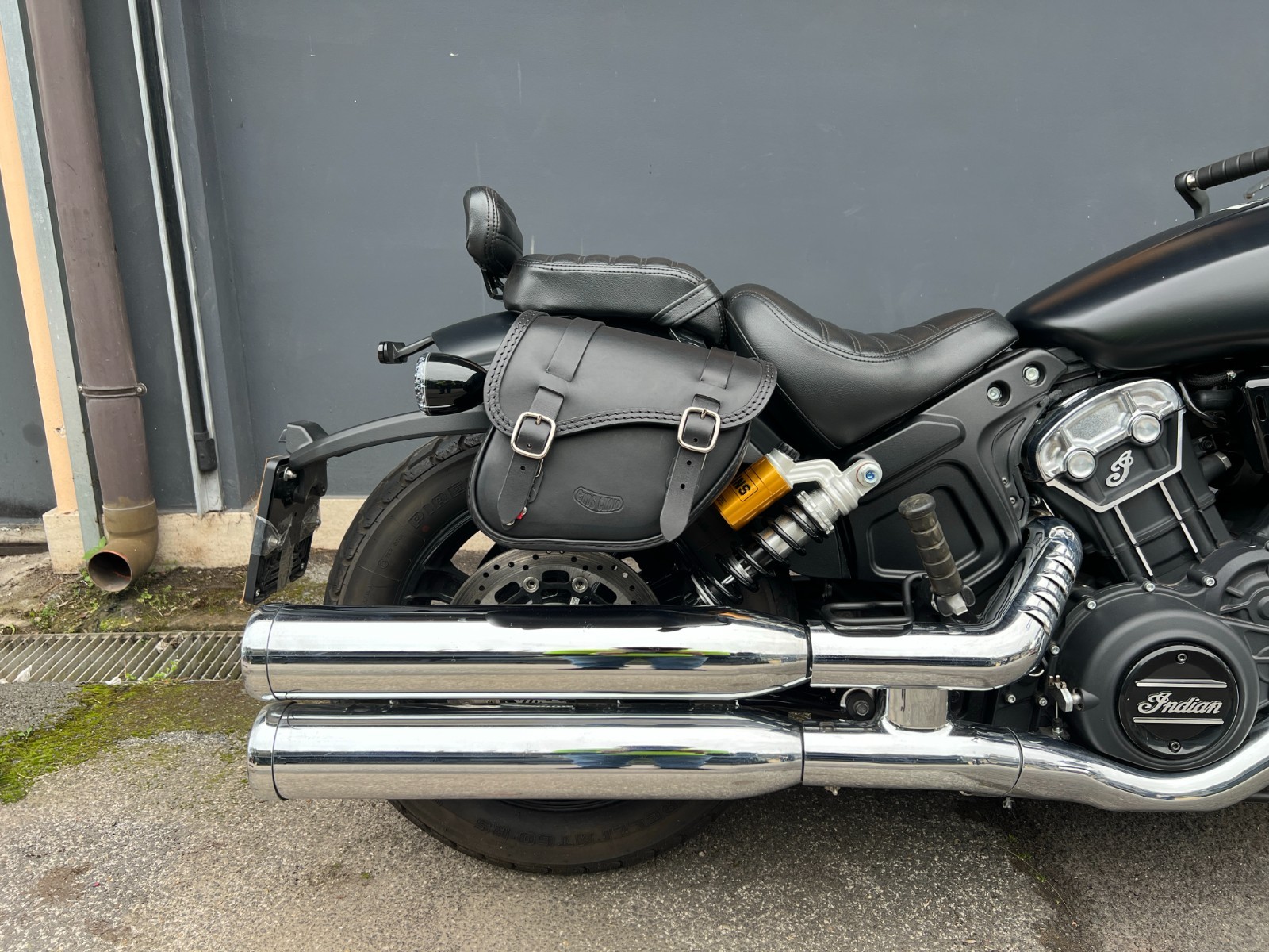 LEATHER RIGHT SIDE SADDLEBAG FOR INDIAN 2018-2024 INDIAN SCOUT BOBBER, ROUGE