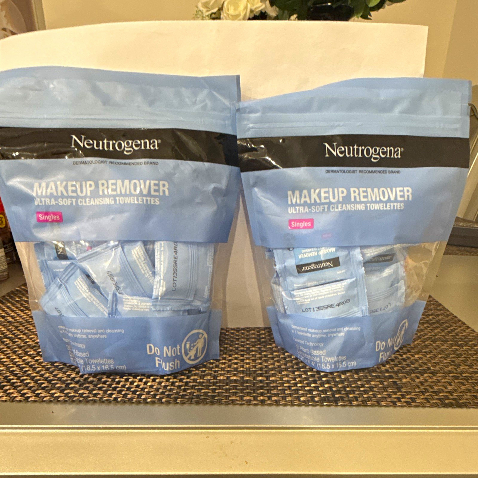 Neutrogena Makeup Remover Ultra-Soft Cleansing Towelettes Singles
