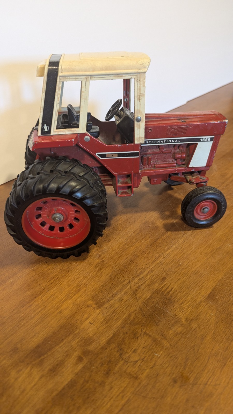 Vintage Ertl International Harvester 1586 1/16 Scale Diecast Red Tractor *Read* Vintage Ertl International Harvester 1586 1/16 Scale Diecast Red Tractor *Read*