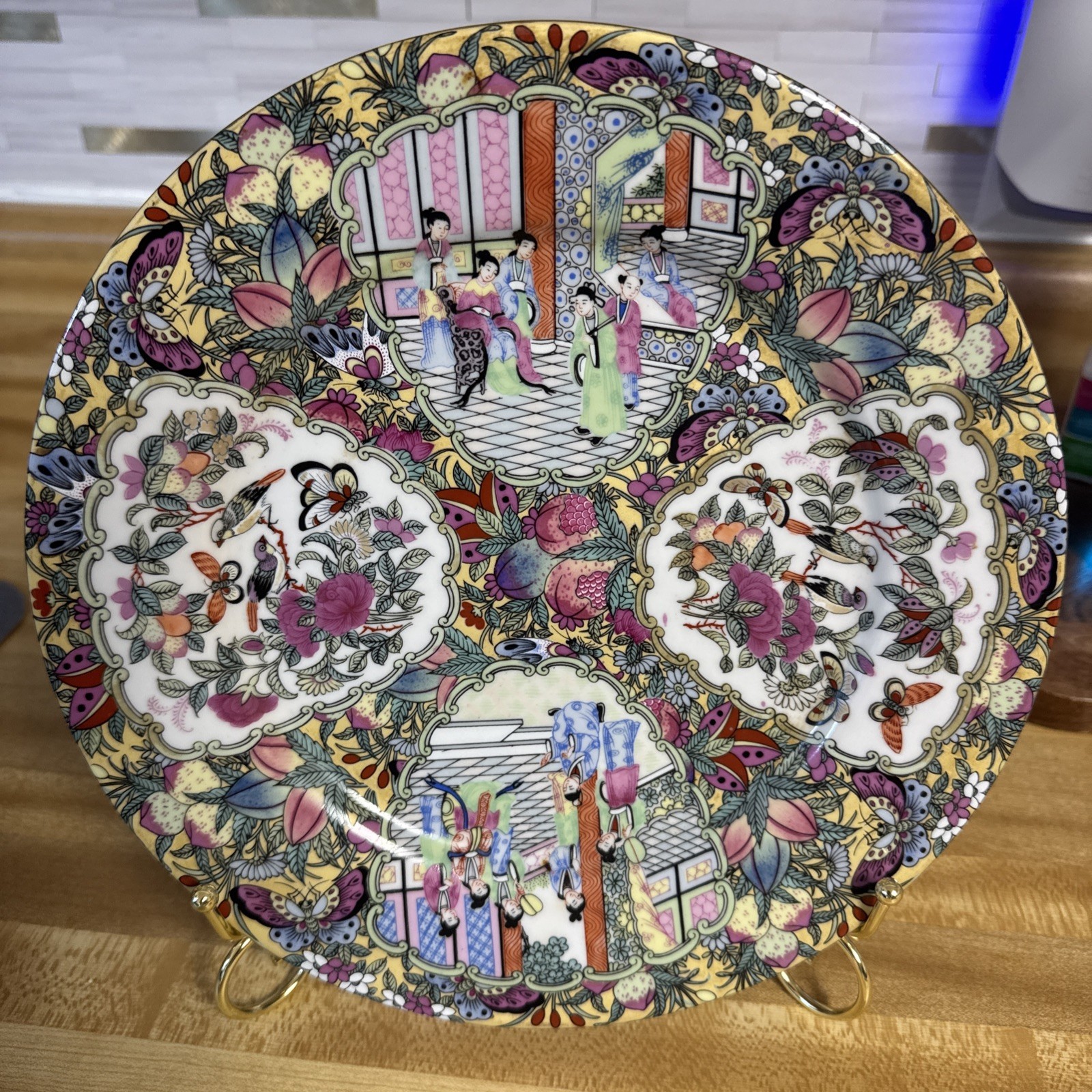 Beautiful Famille Rose Porcelain Decorative Plate 10.5\ Beautiful Famille Rose Porcelain Decorative Plate 10.5\
