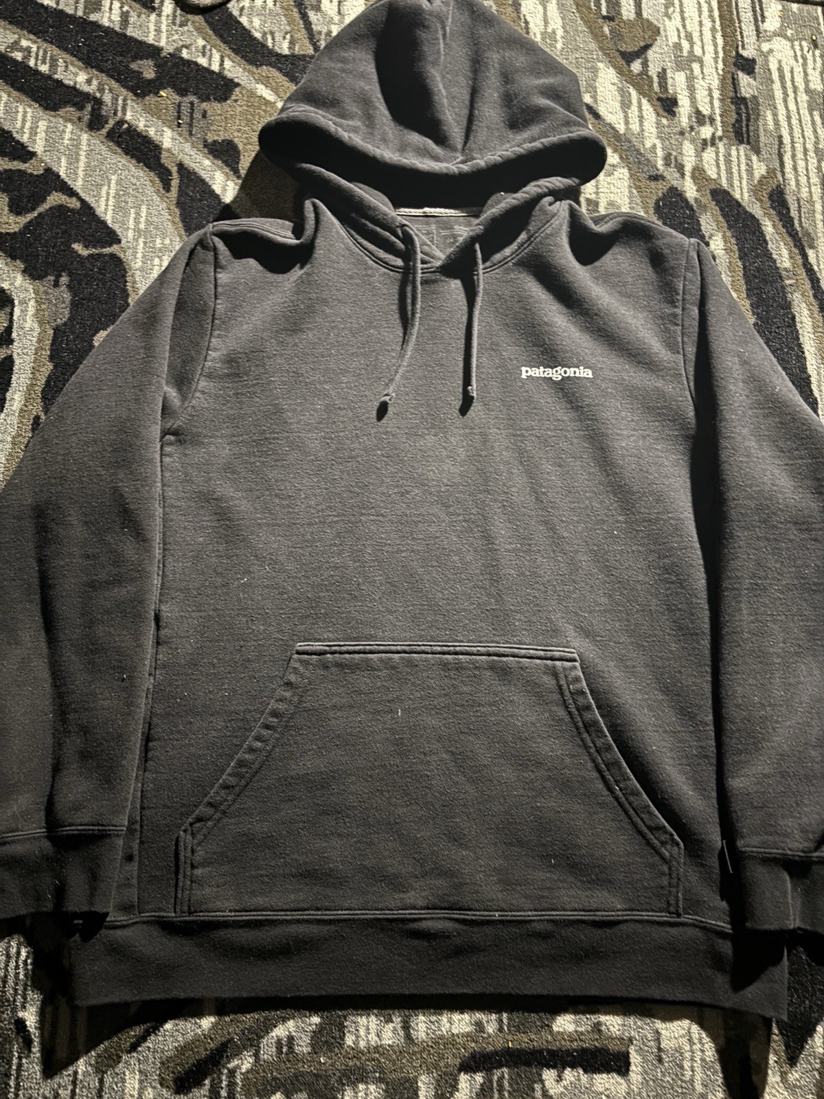 Patagonia Men\'s XL Black Pullover Hoodie Graphic Logo Pockets