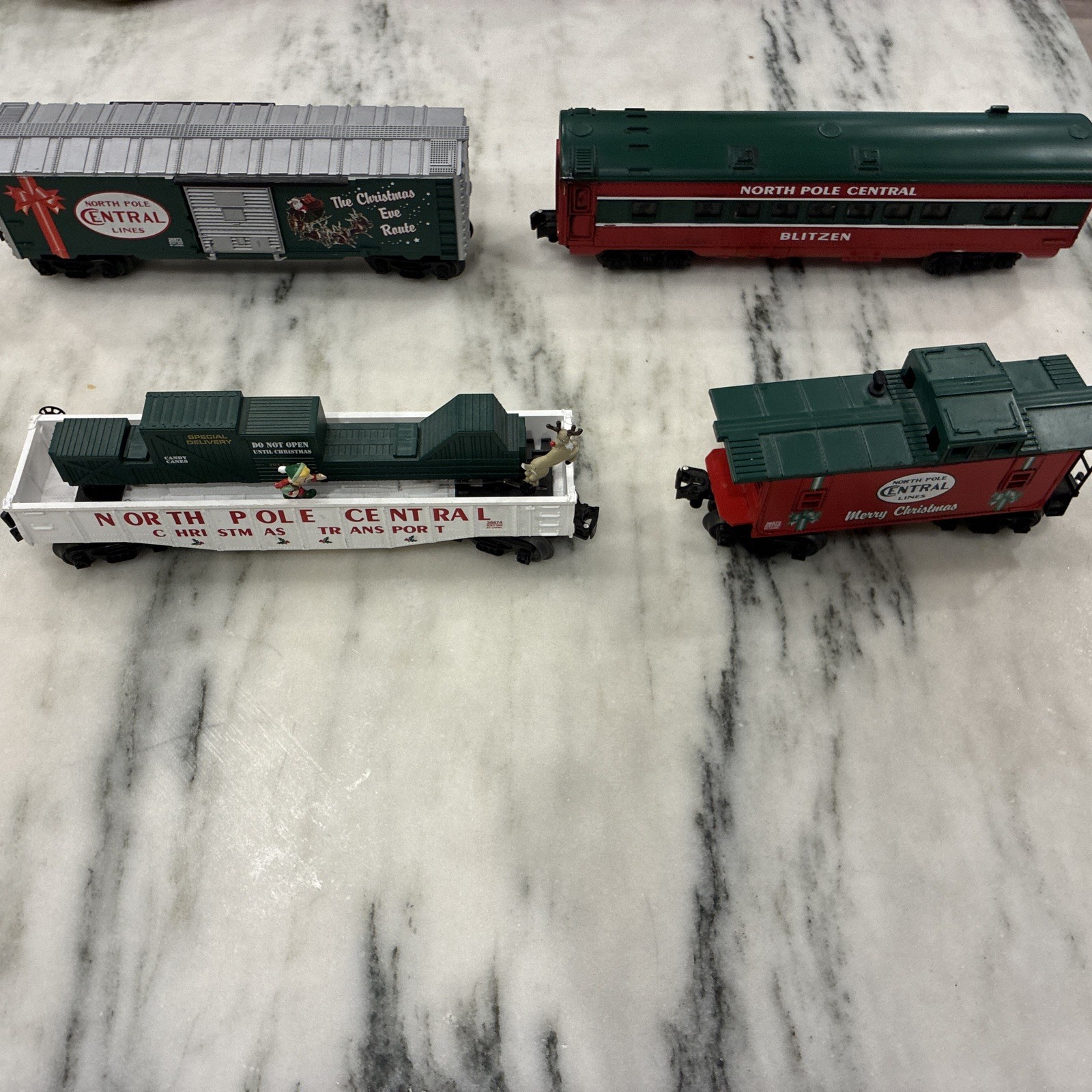 Lot of 4 Lionel North Pole Central O Gauge Train Boxcars Passenger Lighted Music