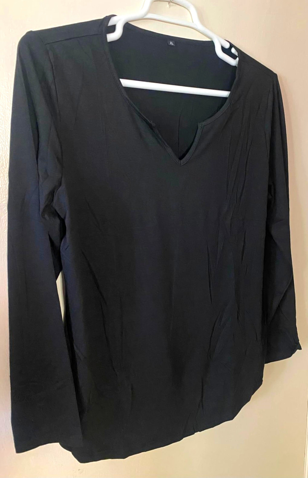 Women\'s Black Solid V-Neck Long Sleeve Pullover Top, Regular Size M