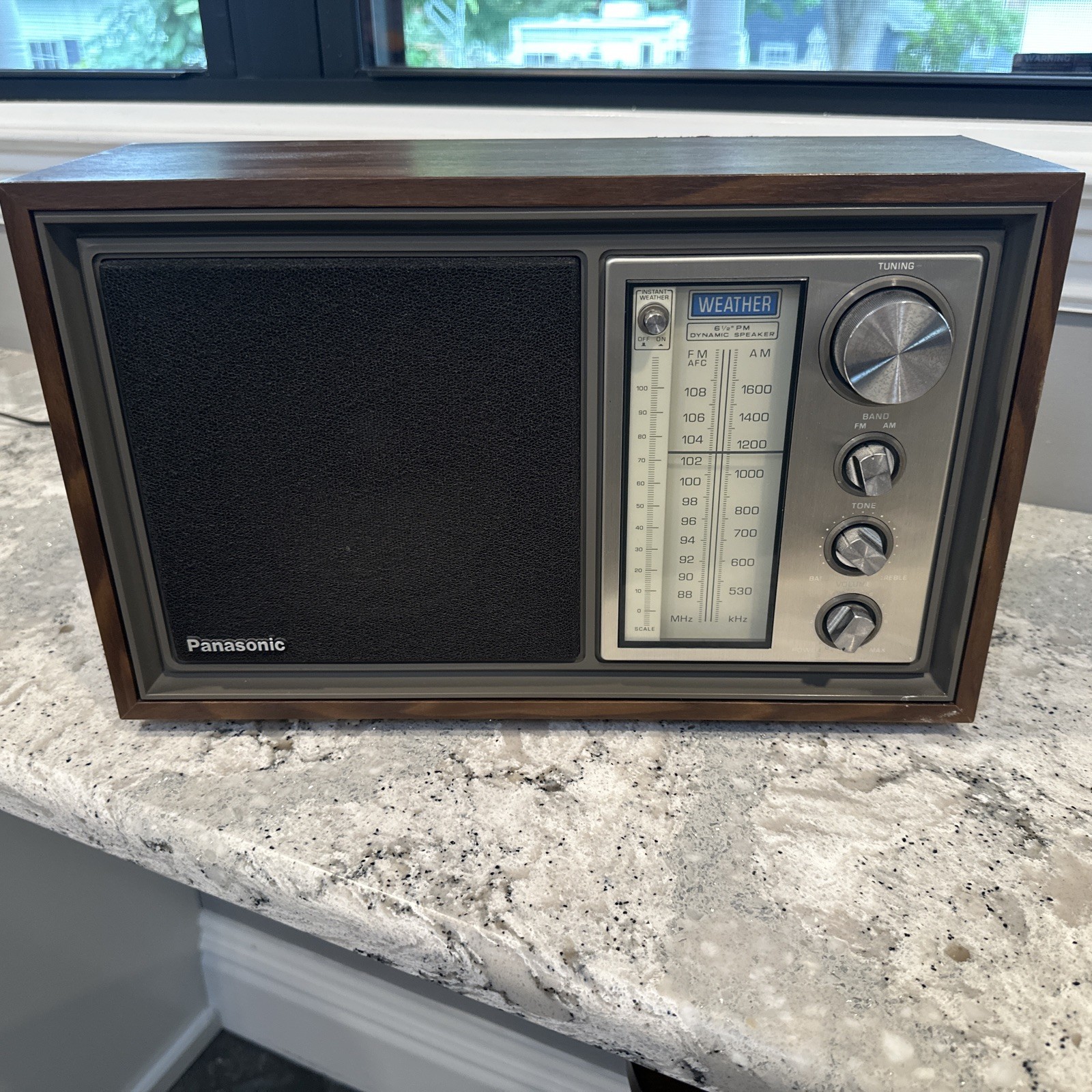 Panasonic RE-6628 AM / FM / WB 3-Band Table Radio - Works Great - ca. 1978
