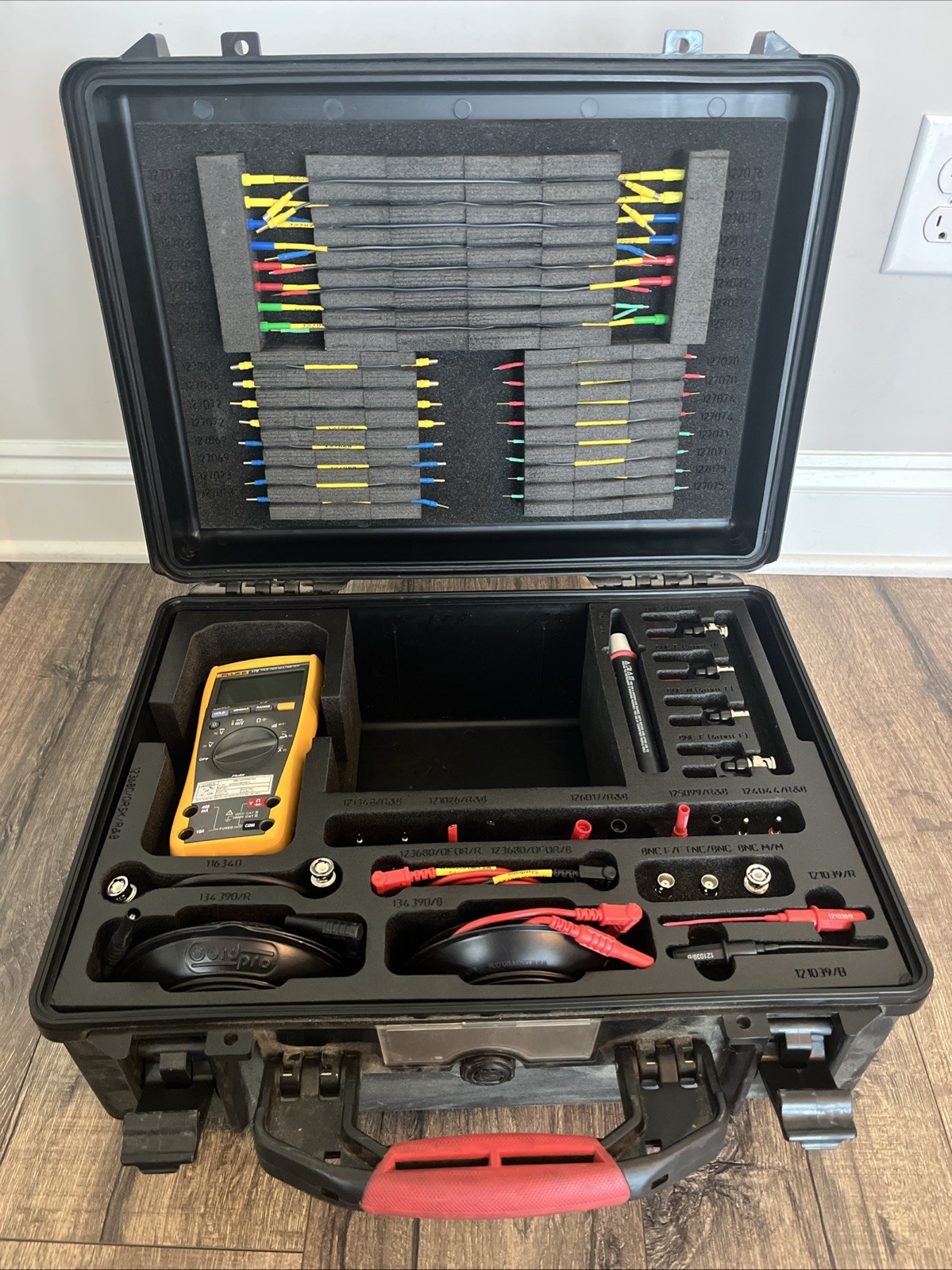 Silvertronic PN 815003 Hard Case Avionics Wire Tester Fluke 179 DMM Lightly Used Silvertronic PN 815003 Hard Case Avionics Wire Tester Fluke 179 DMM Lightly Used