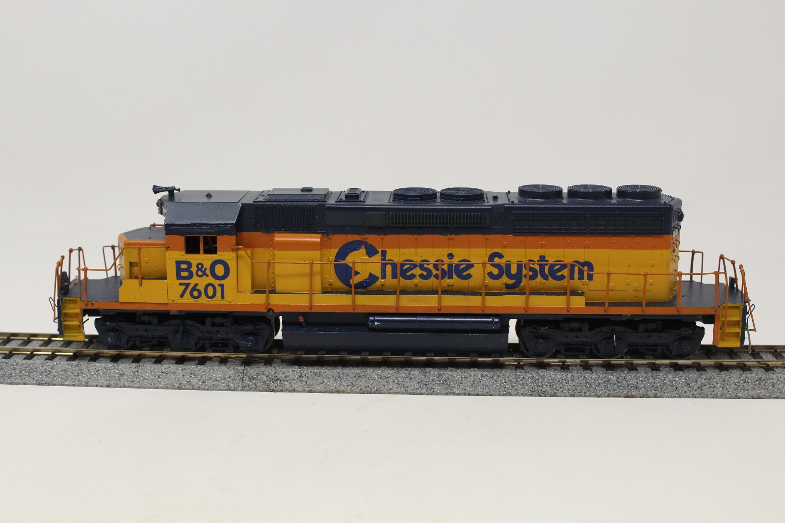 HO Scale Custom Athearn SD40-2 Diesel Locomotive Chessie System HO Scale Custom Athearn SD40-2 Diesel Locomotive Chessie System