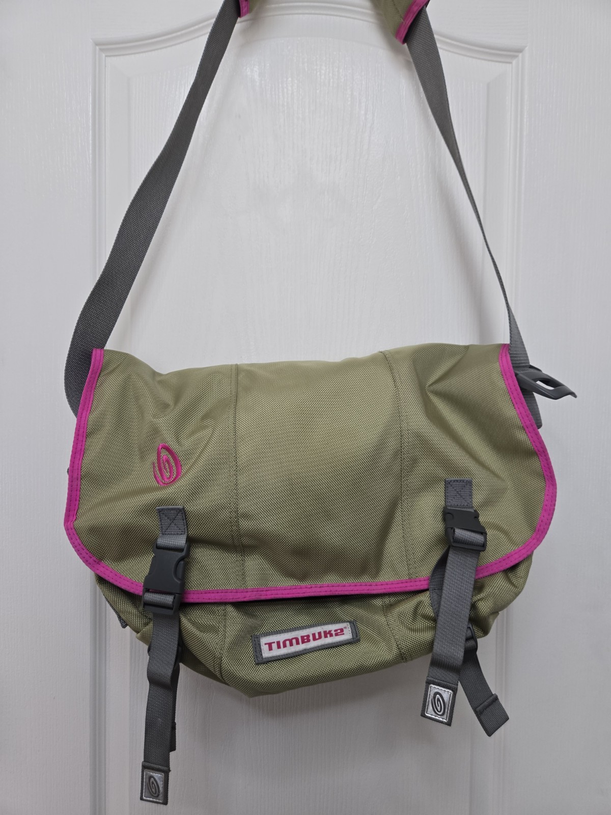 ​Timbuk2 Messenger Bag Pink/ Beige Blue Crater/bubble Laptop Sleeve. Waterproof.