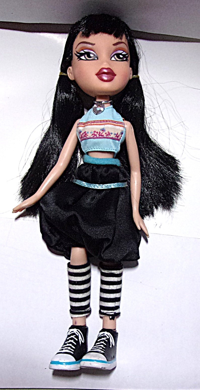 2001 Bratz JADE w/Pigtails, Clothes & Necklace 2001 Bratz JADE w/Pigtails, Clothes & Necklace