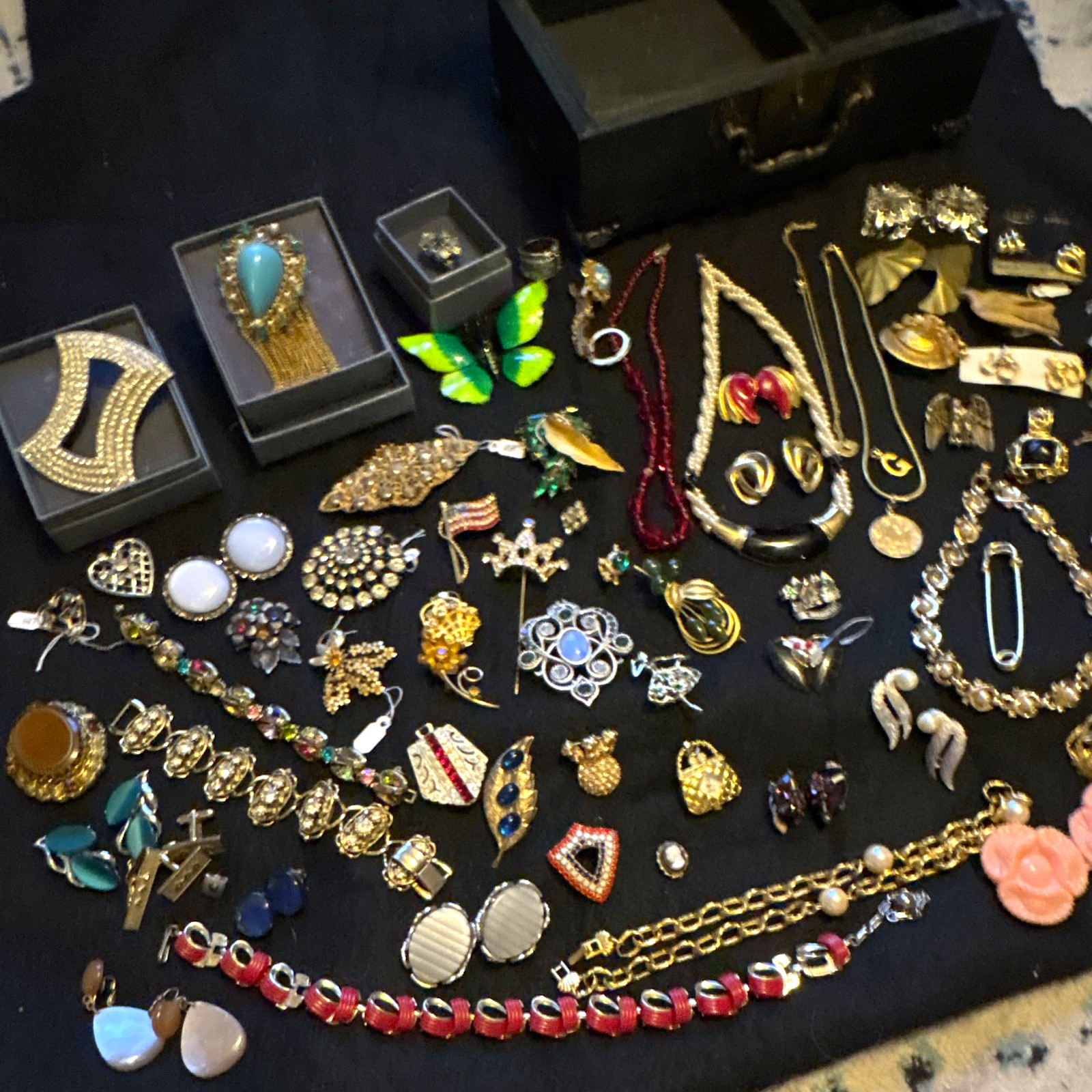 74 pc lot Vintage Designer Signed Mixed Brooches Necklaces Rings Pearls Thermose