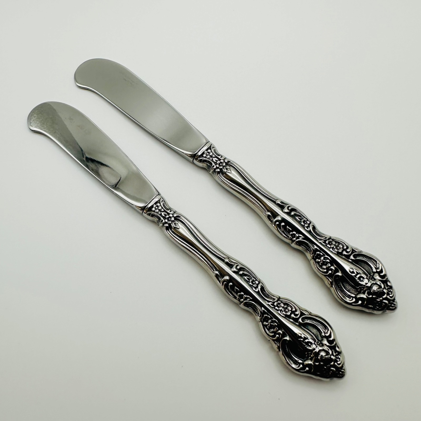 Oneida Michelangelo Vintage Stainless USA 2 Butter Knives Silverware Heirloom Oneida Michelangelo Vintage Stainless USA 2 Butter Knives Silverware Heirloom